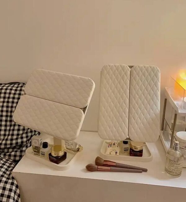 ⁦مرآة مكياج ثلاثية الطي مع أضواء LED⁩ - الصورة ⁦5⁩