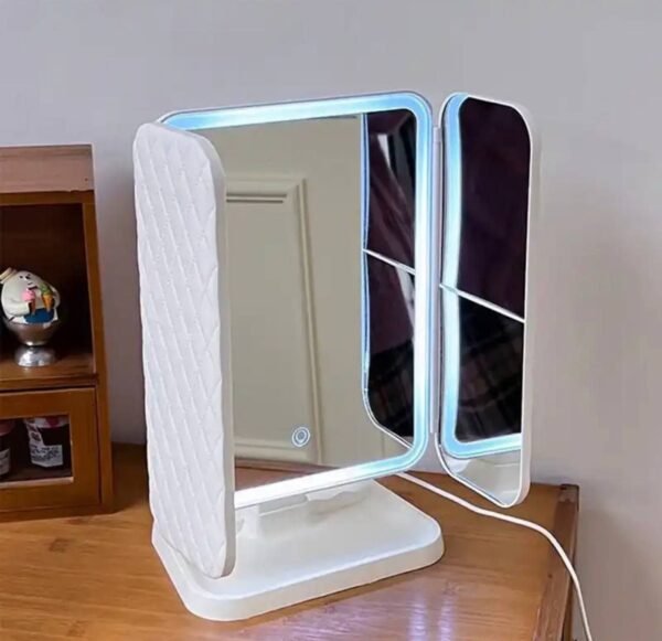 ⁦مرآة مكياج ثلاثية الطي مع أضواء LED⁩ - الصورة ⁦4⁩