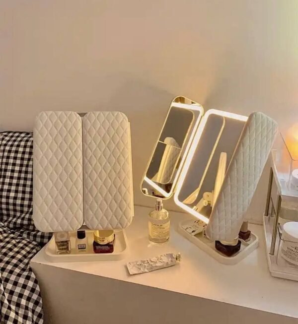 ⁦مرآة مكياج ثلاثية الطي مع أضواء LED⁩ - الصورة ⁦2⁩