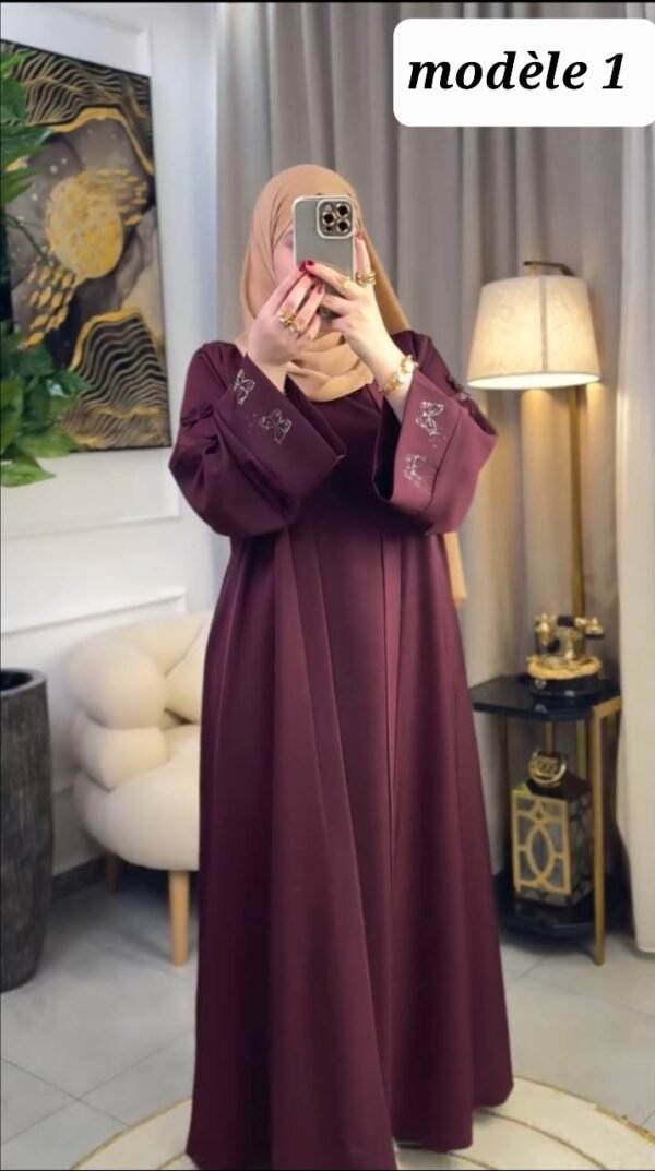 عباية راقية مكونة من قطعتين،  مصنوعة من ثوب كريب روزا