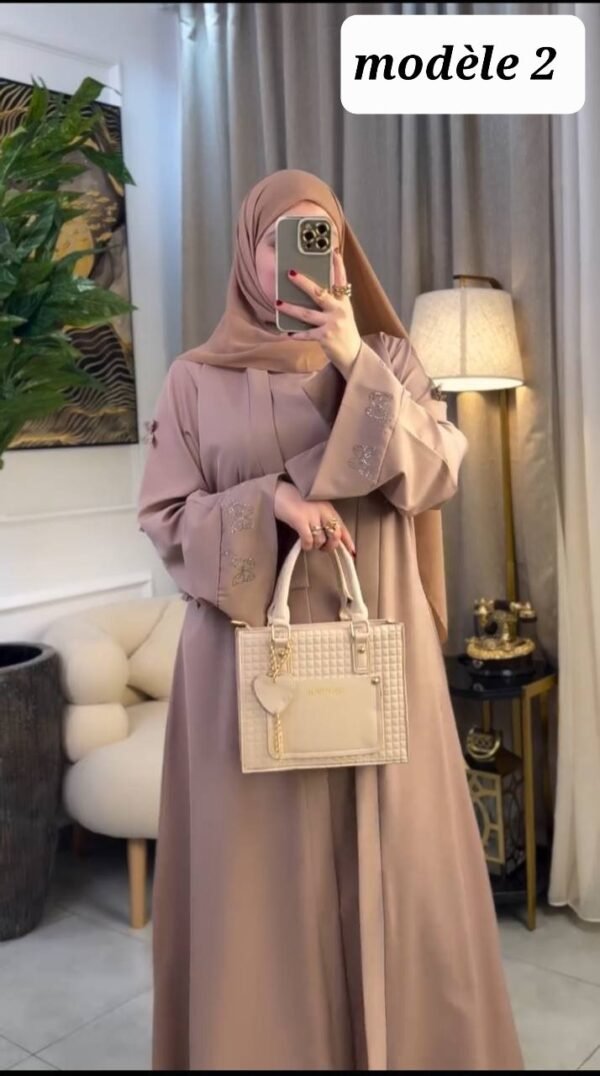 ⁦عباية راقية مكونة من قطعتين،  مصنوعة من ثوب كريب روزا⁩ - الصورة ⁦4⁩